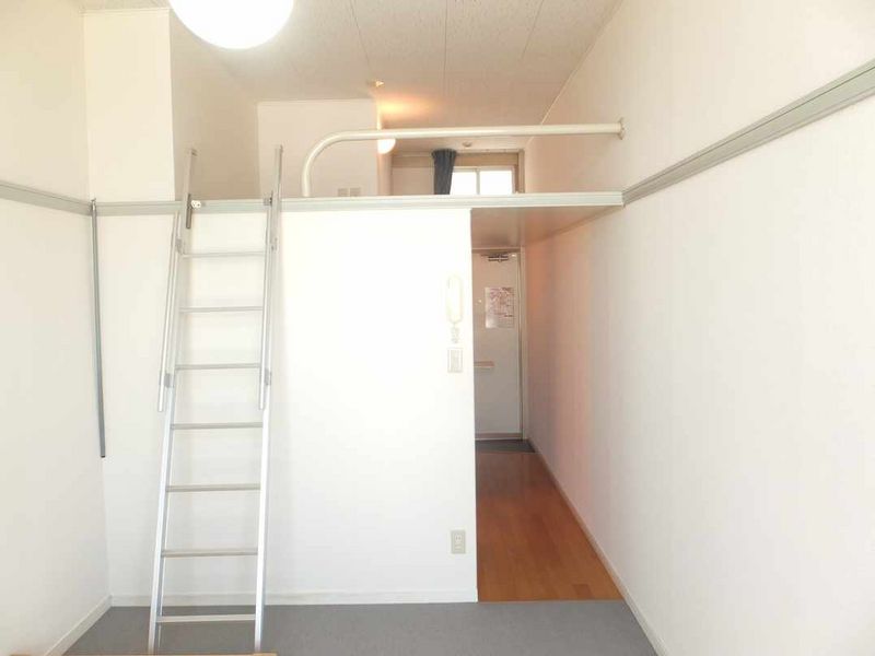 レオパレスカメリア壱番館 居間