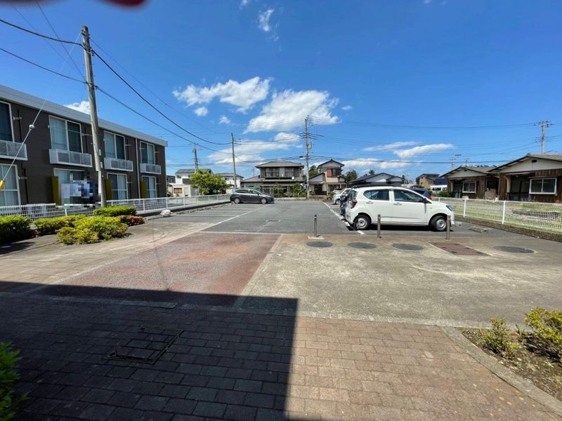レオパレスローズＢ 駐車場