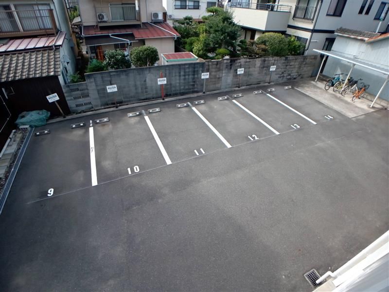 レオパレスバロン 駐車場
