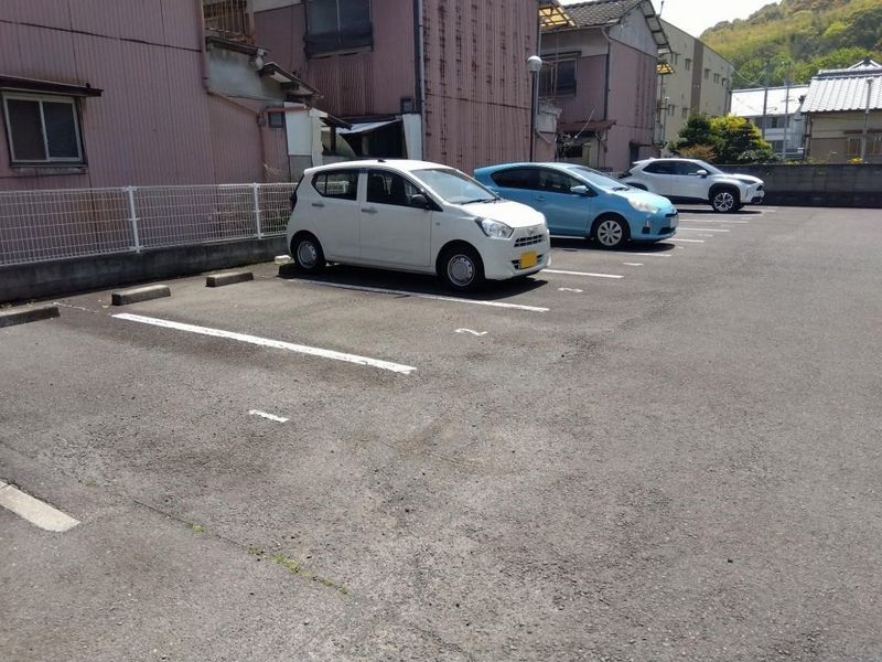 レオパレスシャルマン 駐車場