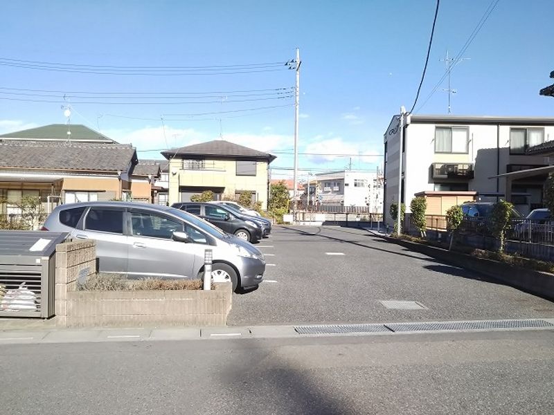 レオパレスガーベラ 駐車場