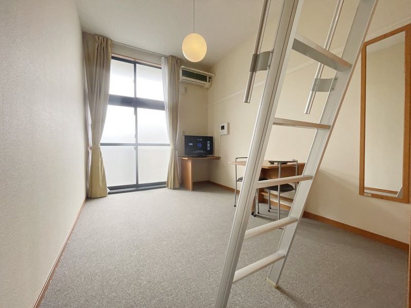 レオパレスネスト中百舌鳥 居間