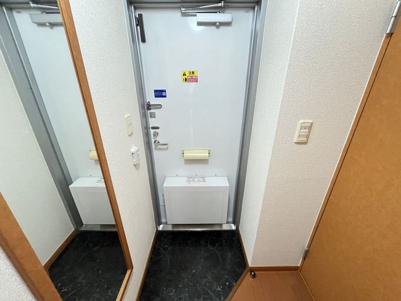 レオパレスエミネンス 玄関