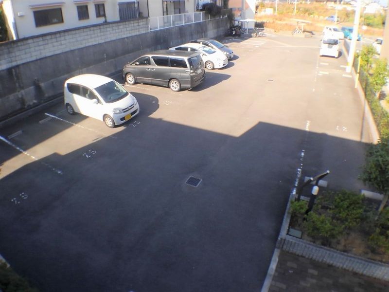 レオパレスアセイタール 駐車場