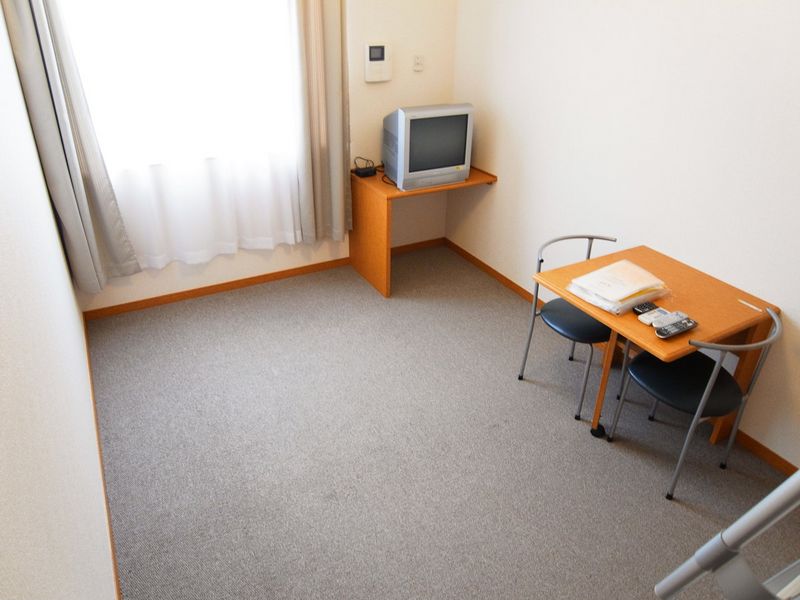 レオパレス松が岡ハイツⅡ 居間