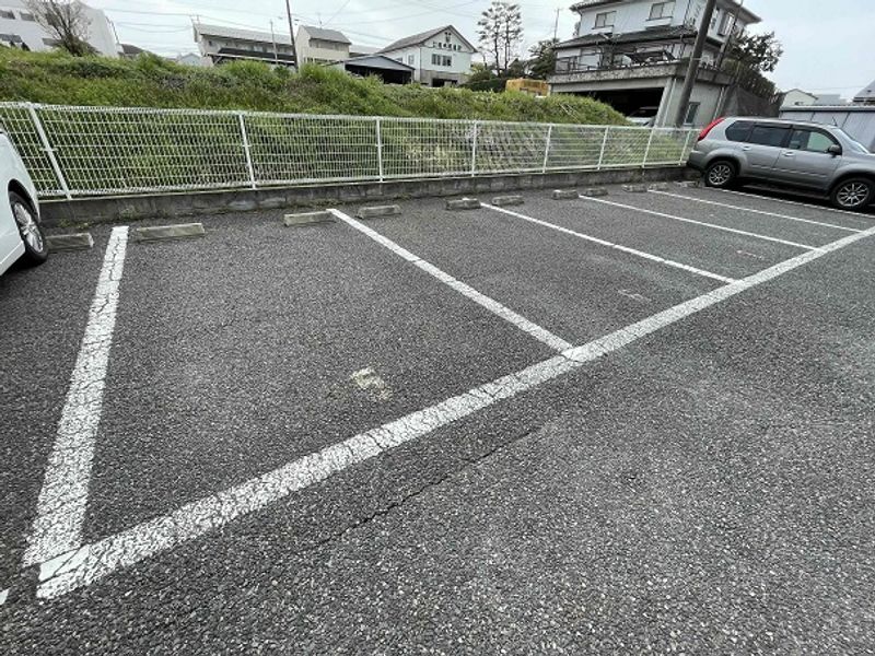 レオパレス向原ヒルズ 駐車場