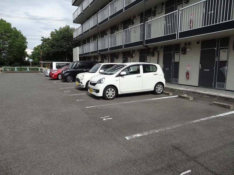 レオパレスオリーブ４８ 駐車場