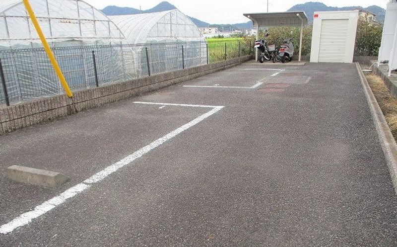 レオパレスＨＡＴＡＫＥＮＡＫＡⅡ 駐車場