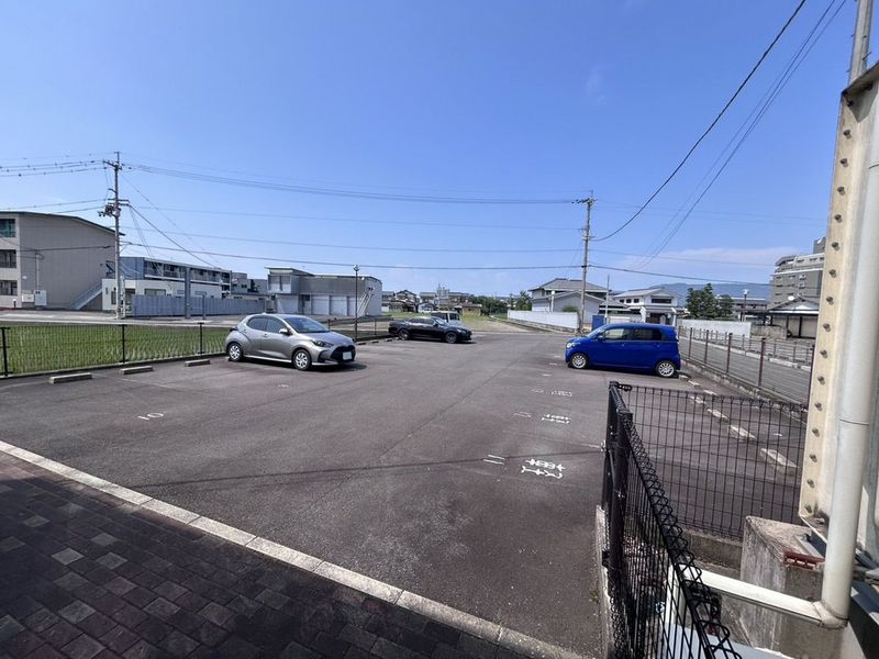 レオパレス花 駐車場