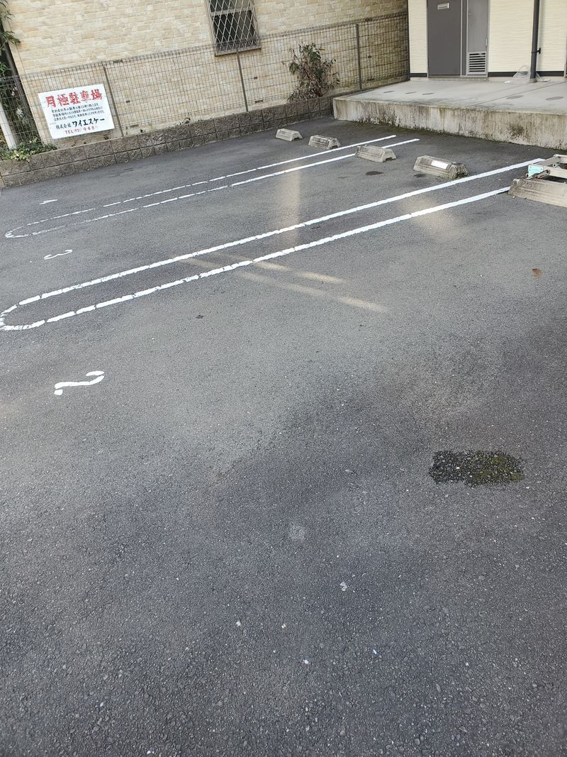 レオパレスエルハピネス 駐車場