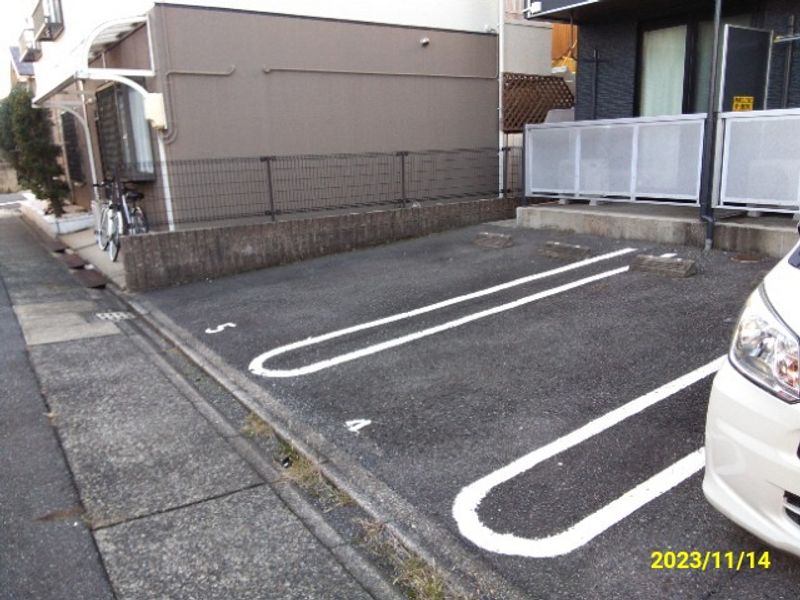 レオパレスウィング５ 駐車場