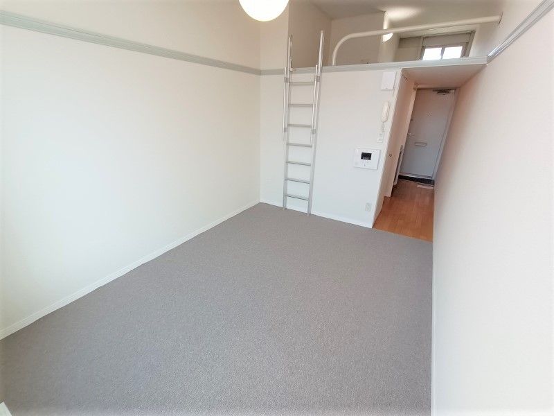 レオパレス菱屋西 居間