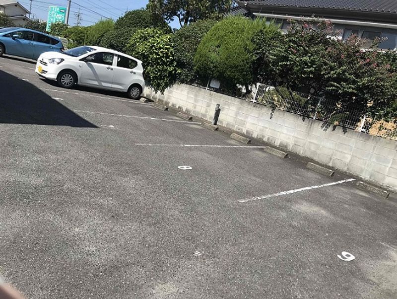 レオパレスエスターテベント 駐車場