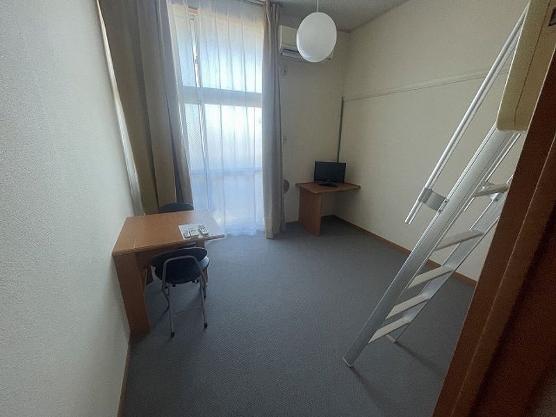 レオパレスＮＩＳＨＩＧＡＩⅡ 居間