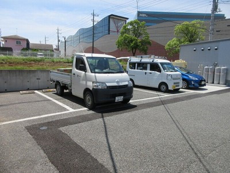 レオパレスマンダリーヌⅢ 駐車場