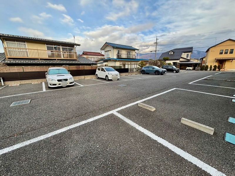 レオパレスこまつ 駐車場