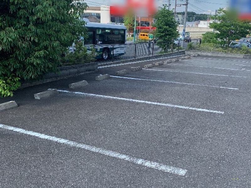 レオパレス高キオウメゾン 駐車場