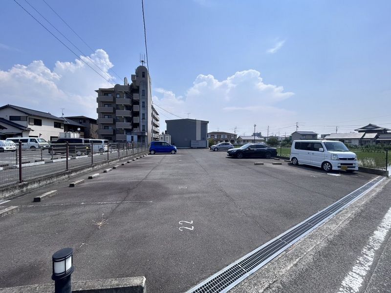 レオパレス花 駐車場