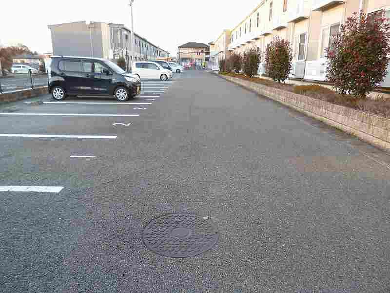 レオパレス康陽舎 駐車場