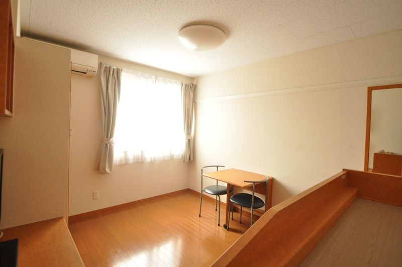 レオパレス海咲 居間