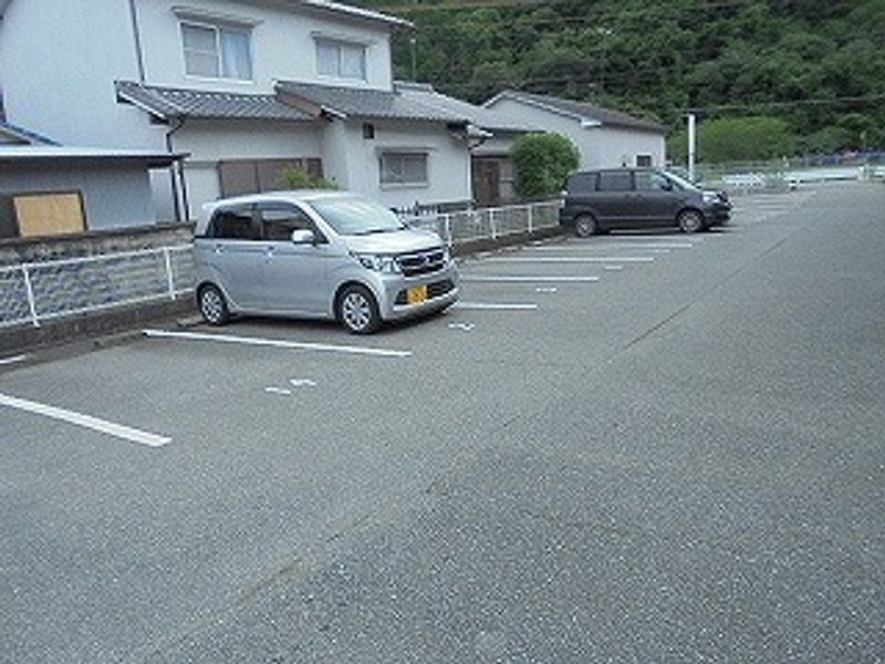レオパレス北野 駐車場