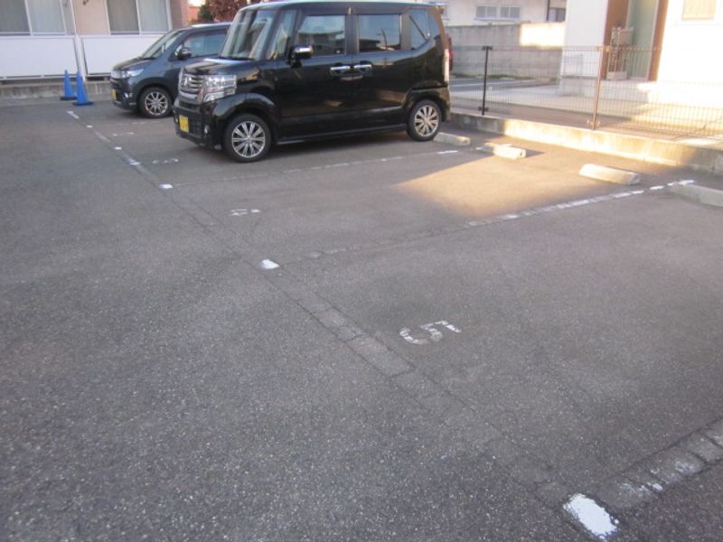 レオパレスサンシャイン 駐車場