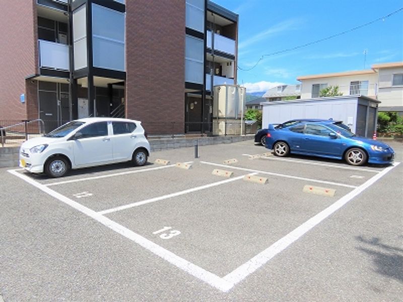 レオパレスアップル 駐車場
