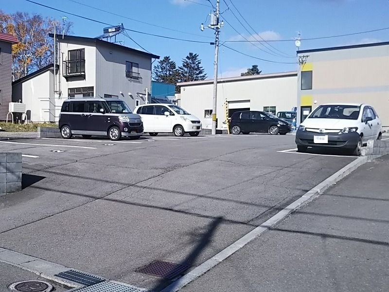 レオパレスひまわり 駐車場