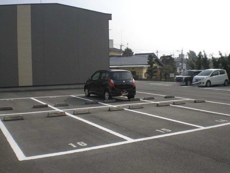 レオパレスパレットくまの 駐車場