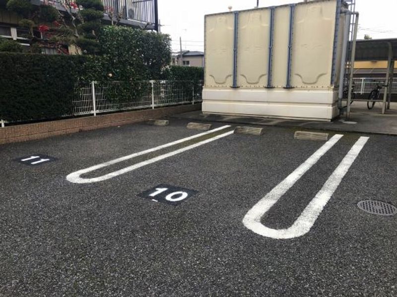 レオパレスアドラーブル 駐車場