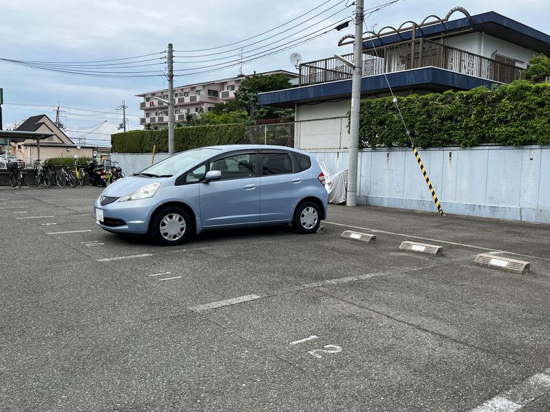 レオパレスグリーンエイジ貝塚 駐車場