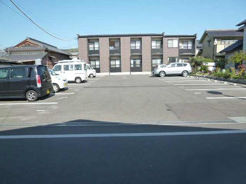 レオネクスト雄町 駐車場