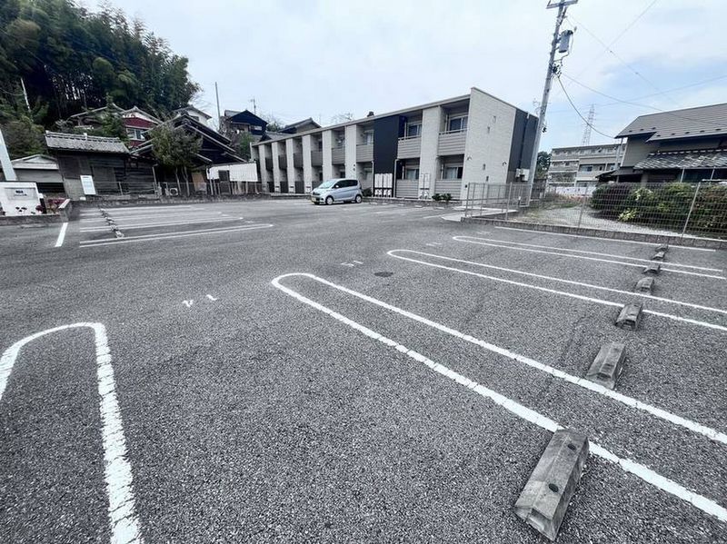 クレイノ八重 駐車場