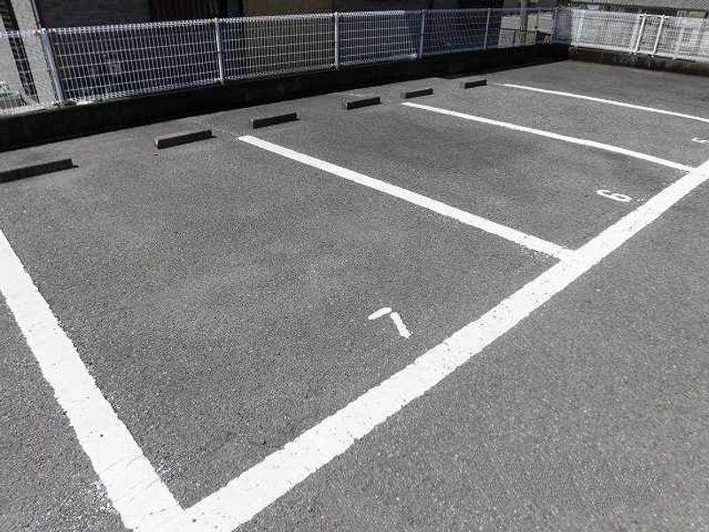 レオパレスハピネス 駐車場