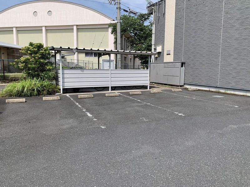 レオパレス亀ヶ窪 駐車場