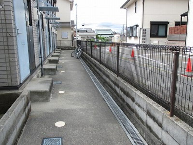 レオパレスサンプラス 玄関