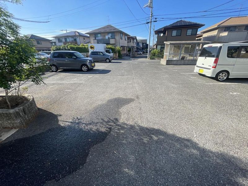 レオパレスひまわり 駐車場