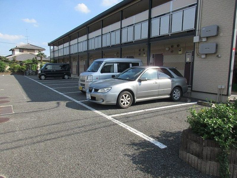 レオパレス上野台Ⅲ 駐車場