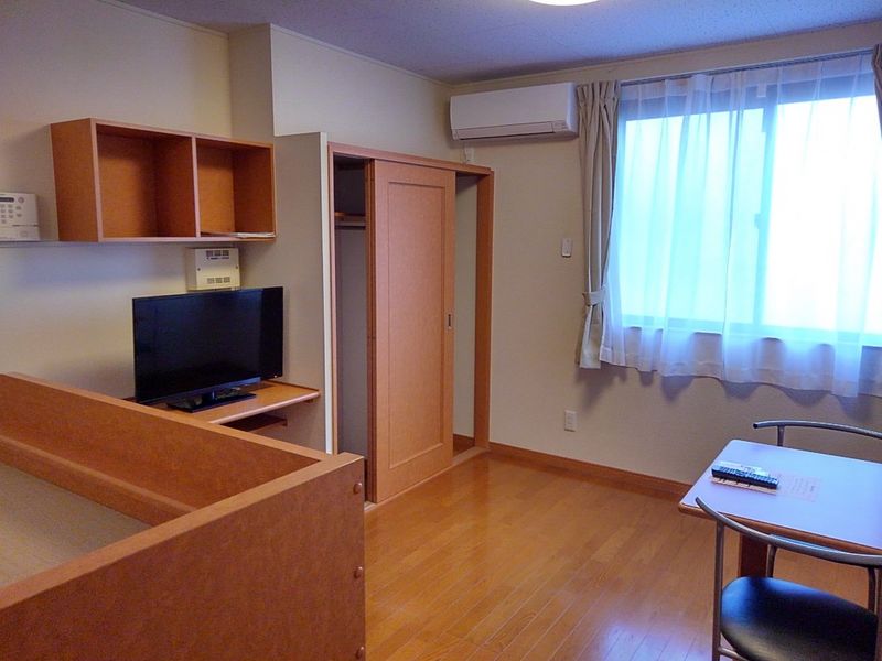 レオパレスキュルティ上林 居間