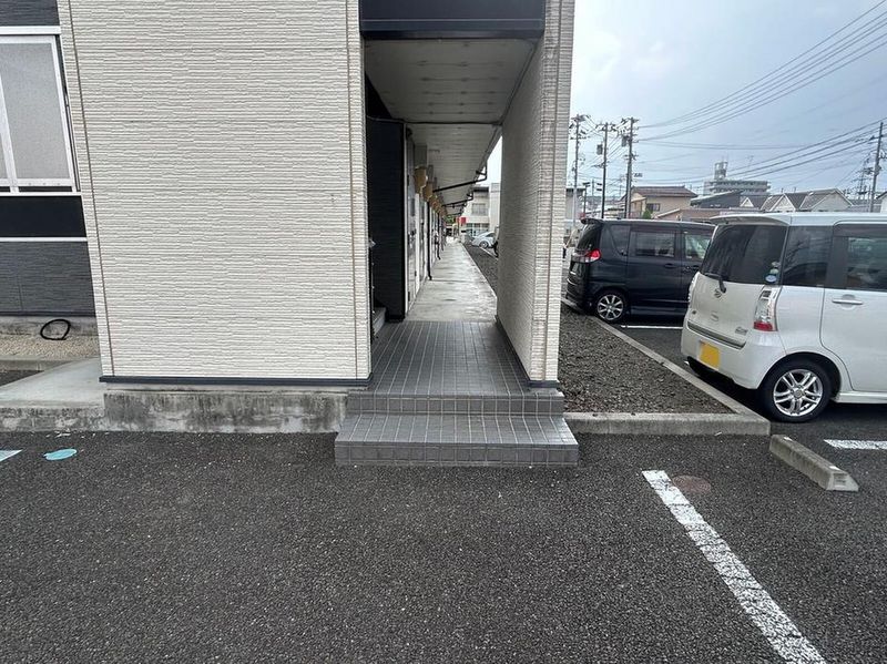 レオパレスニュートリノミラージ エントランス