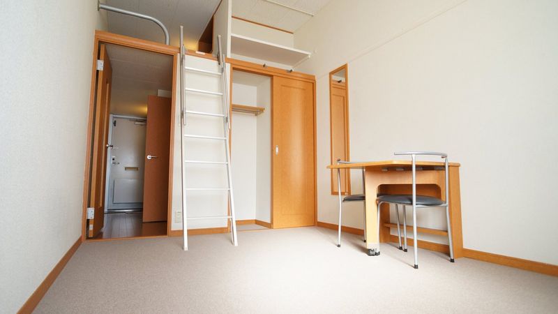 レオパレストラッド 居間