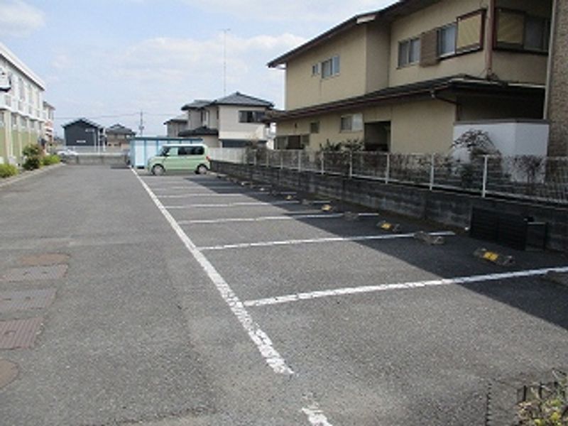 レオパレスウィステリア 駐車場