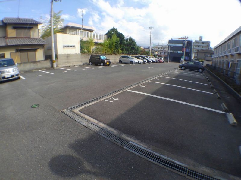 レオパレスアリシア 駐車場