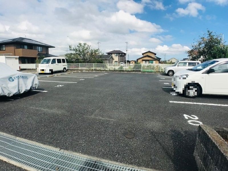 レオパレスコンフォール 駐車場