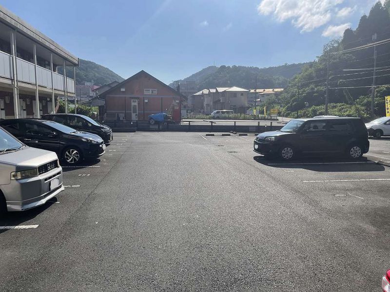 レオパレス護佐丸 駐車場