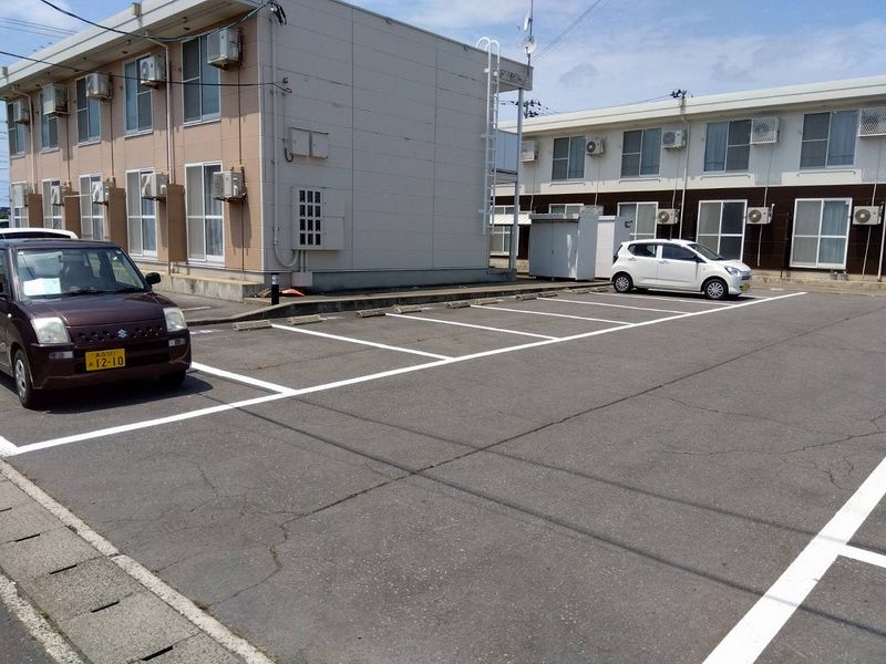 レオパレスツインズＡ 駐車場
