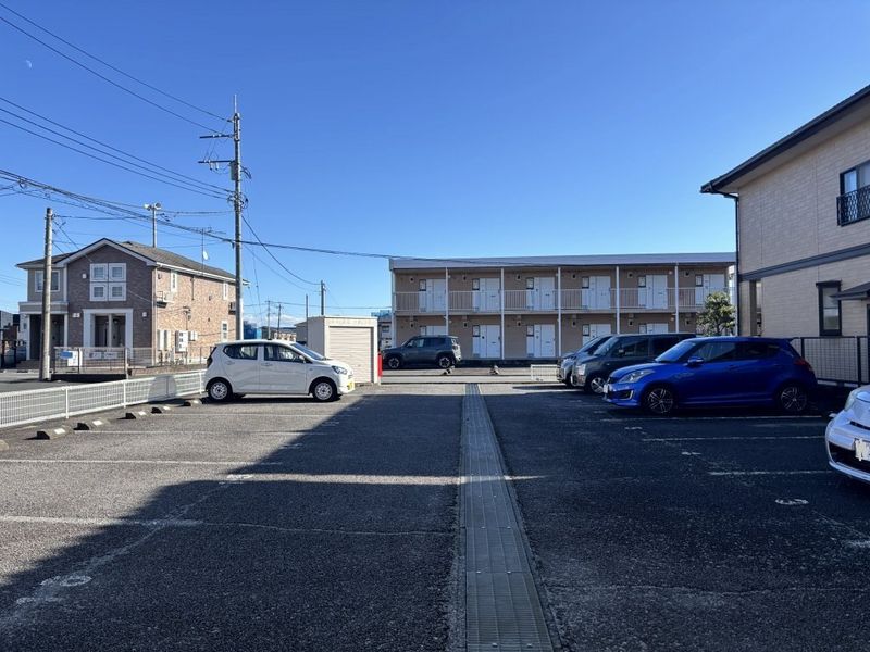 レオパレスまほろば 駐車場