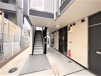 レオパレスラピスラズリ高井田 エントランス