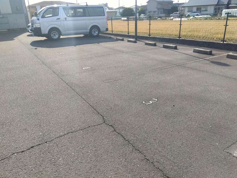 レオパレス花 駐車場
