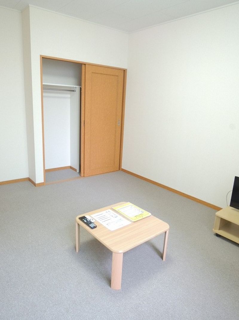 レオパレスメゾン　山　鼻 居間